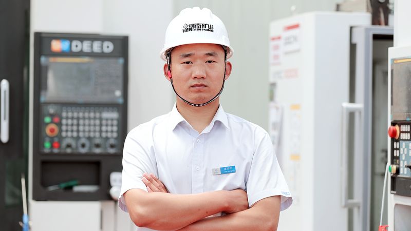 致敬榜样!河南ag九游会j9集团精加工车间连尚华