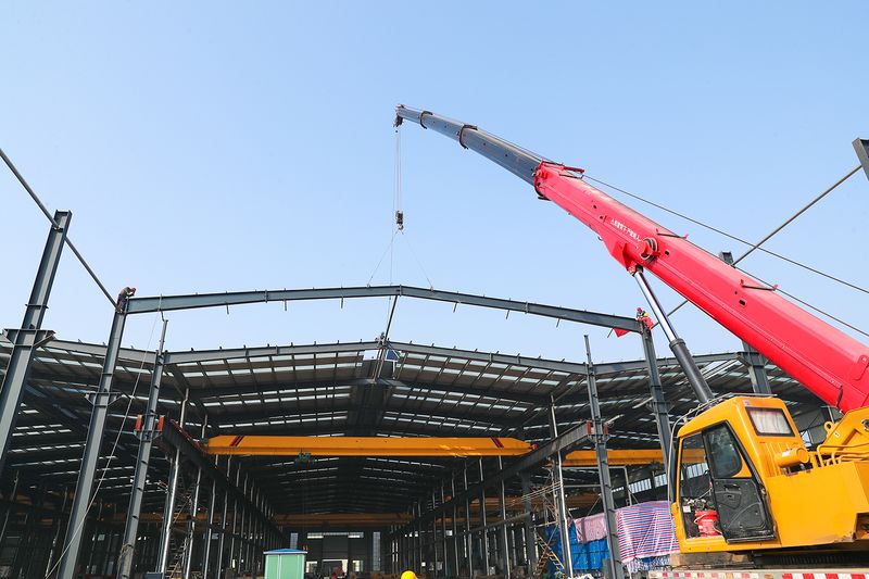 上梁大吉!河南ag九游会j9集团智能产业园7号车间建设中