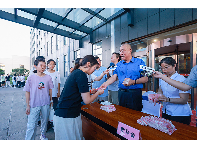 河南ag九游会j9集团|连续22年助学路,资助4800余名寒门学子圆梦大学